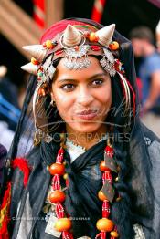 Image du Maroc Professionnelle de  Une jeune fille du désert pose en tenue traditionnelle durant le grand Moussem de Tan Tan. Ce grand rassemblement est organisé dans un site désertique sur lequel la ville de Tan Tan a toujours accueilli la majorité des tribus et des grandes familles nomades du désert lors d'un grand moussem, Samedi 18 septembre 2004. (Photo / Abdeljalil Bounhar)




